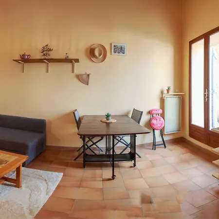 En Provence Avec Terrasse Dans Le Village Villa *