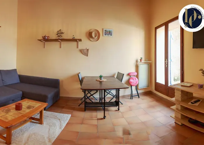 En Provence Avec Terrasse Dans Le Village Villa *