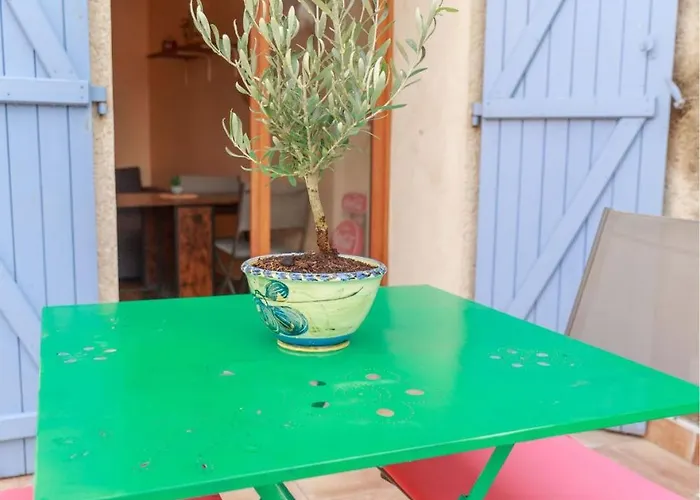 En Provence Avec Terrasse Dans Le Village Villa *